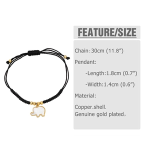 Detalle de pulsera de elefante tejida a mano con colgante de cobre y concha de oro