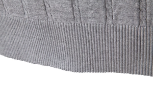 Detail der grauen Zopfstrickstruktur und des Rippsaums eines klassischen Herren-Pullunders