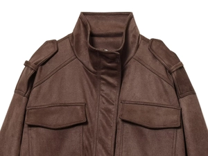 Detailaufnahme der braunen Wildlederjacke mit Kragen, Schulterklappen und Brusttaschen