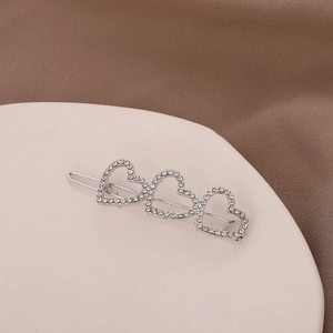 Barrette en alliage argenté avec trois cœurs évidés en strass et perles pour femmes