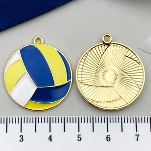 Geëmailleerde volleybal hanger in blauw, geel en wit met een diameter van circa 2,5 cm