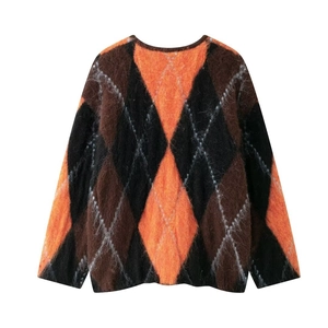 Détail du motif à losanges orange et noir sur le dos d'un pull en maille duveteuse