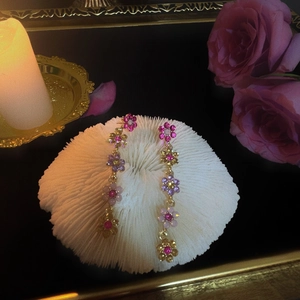 Boucles d'oreilles pendantes fleurs avec cristaux colorés et finition dorée sur socle