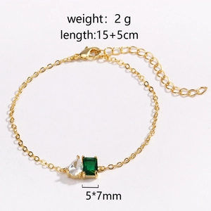 Détail du bracelet doré 15+5cm avec zircon émeraude et fermoir mousqueton