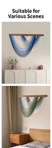 Détail d'une tapisserie bohème tissée avec franges en coton dégradé bleu et vert