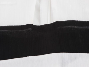 Détail de la texture du tissu à rayures verticales et coutures noires contrastées