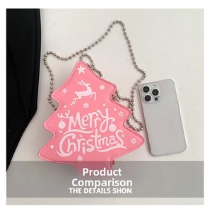 Détail du sac sapin de Noël rose montrant la taille comparée au téléphone et texture PU