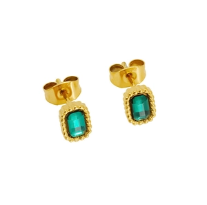 Détail de boucles d'oreilles en zircon émeraude avec bordure perlée dorée et acier inox