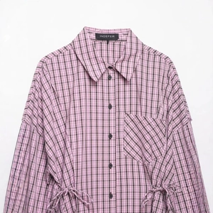 Chemise à carreaux rose et marron à manches longues avec cordon de serrage à la taille
