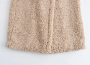 Vue détaillée de la texture du tissu polaire kaki et des coutures d'une veste d'hiver