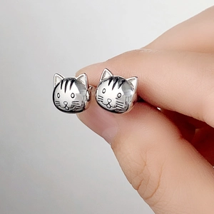 Nahaufnahme der süßen Katzenohrstecker in Silber mit schwarzen Gravurdetails