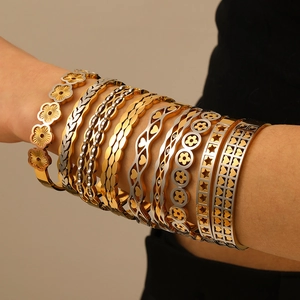 Edelstahl-Armreifen in Gold und Silber mit Blumen-, Herz- und Sternmotiven für Damen