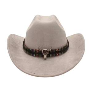 Detail eines Ethno-Hutbands mit Bullenschädel auf einem grauen Cowboyhut aus Wildleder