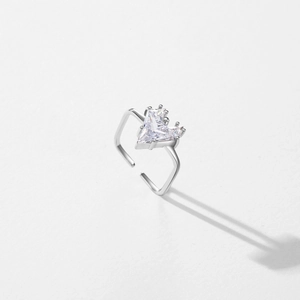 Bague ouverte en argent S925 avec zircon triangulaire et monture couronne sur fond blanc