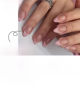 Nahaufnahme rosa Mandel-Kunstnägel mit weißen French-Wellen und glänzendem Finish