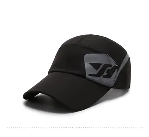 Dettaglio macro del tessuto a rete traspirante sul cappello sportivo nero