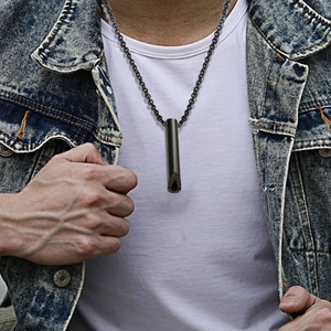 Collana con fischietto regolabile in acciaio inossidabile nero per la respirazione