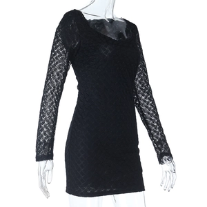 Detalle de textura de encaje ondulado en un vestido ajustado negro de manga larga y cuello V