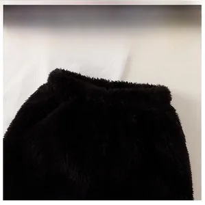 Détail de la taille élastique d'un pantalon en flanelle noire épaisse pour enfants