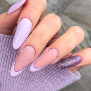 Faux ongles amande violet clair avec paillettes foncées et design floral français