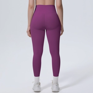 Detailansicht der lila High-Waist-Yogahose mit Lifting-Effekt und schlankem Design
