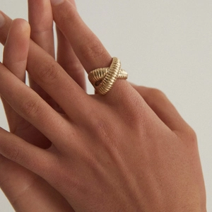 Anello retrò in acciaio inossidabile placcato oro 18k con motivo a incrocio ritorto
