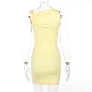 Detail eines hellgelben One-Shoulder-Minikleids mit seitlicher Raffung und Bindeband