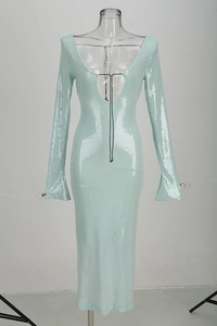 Detalle del vestido verde menta con lentejuelas, cuello en V y puños con abertura