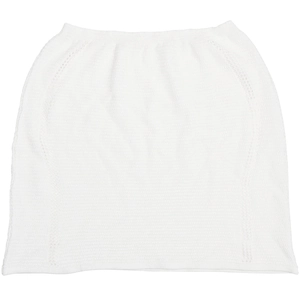 Gros plan sur la texture de la jupe courte en tricot blanc avec taille élastique brodée