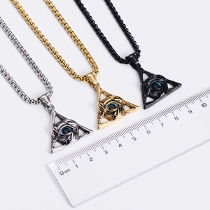 Dreieckiger Evil Eye Anhänger in Silber Gold und Schwarz mit Lineal zur Größenmessung