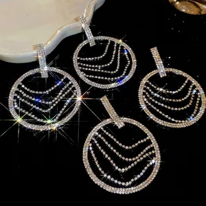 Boucles d'oreilles franges argentées avec strass pavés pour tenues de soirée chic