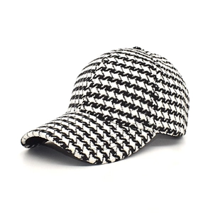 Détail de la texture en laine pied-de-poule noir et blanc sur une casquette chaude
