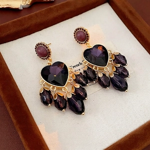 Vintage-Herz-Ohrringe mit tiefvioletten Kristallen und goldenen Quastenanhängern