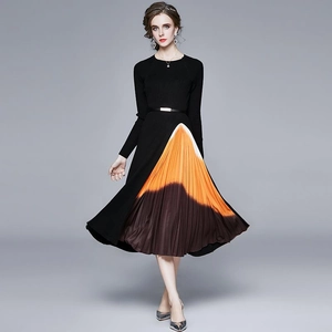 Robe ajustée en maille à manches longues avec jupe plissée dégradée orange et ceinture