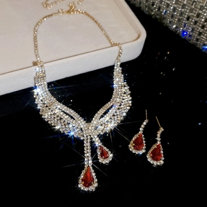 Detailaufnahme des Schmucksets mit roten Wassertropfen-Edelsteinen und Strasssteinen