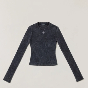 Maglia a maniche lunghe a coste lavata effetto vintage con ricamo a croce