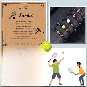 Détail du bracelet tennis avec perles mates, pierre d'oeil de tigre et charms de sport
