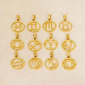 Pendentifs zodiaque dorés en acier inoxydable avec signes ajourés sur fond beige