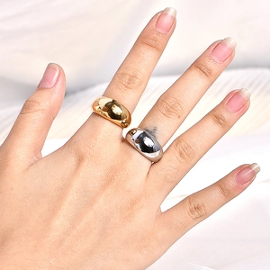 Minimalistische, hochglanzpolierte Ringe in Gold und Silber am Finger getragen