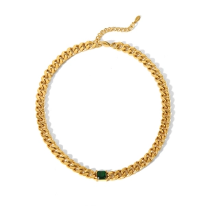 Détail d'une chaîne gourmette en acier doré 18k avec une pierre de zircon vert carrée