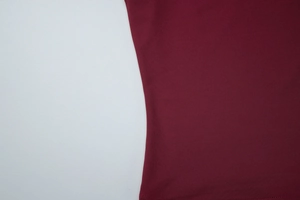 Macro della trama del tessuto a maglia bordeaux con dettagli delle cuciture premium