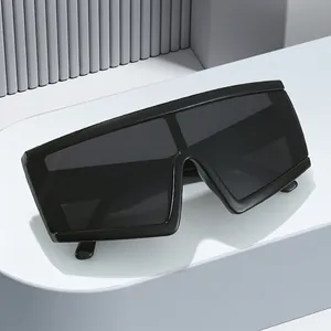 Glänzende schwarze futuristische Y2K-Sportsonnenbrille mit übergroßen polarisierten Gläsern