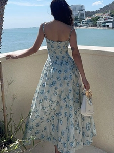 Robe longue d'été à fines bretelles avec imprimé floral bleu et dos nu élégant