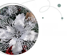 Vue détaillée d'un poinsettia argenté pailleté et ajouré sur un sapin de Noël