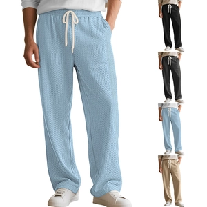 Detaillierte Textur der hellblauen Herren-Freizeithose mit Jacquard-Strick und Kordelzug