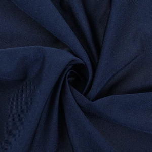 Gros plan du tissu en satin bleu marine avec plis en spirale et texture dense pour robe