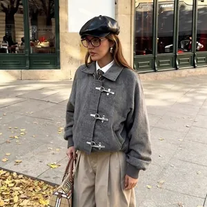 Chaqueta corta de lana gris para mujer con hebillas metálicas y puños acanalados