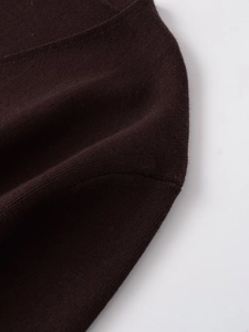 Dettaglio della cucitura della spalla e della maglia fine del cardigan marrone