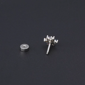 Vue détaillée avant et arrière d'un clou d'oreille fleur argenté avec zircons colorés