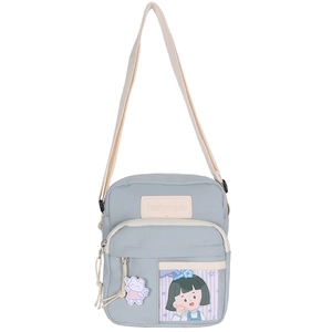 Détail du sac bandoulière en toile bleu-gris avec motif fille cartoon et lapin mignon